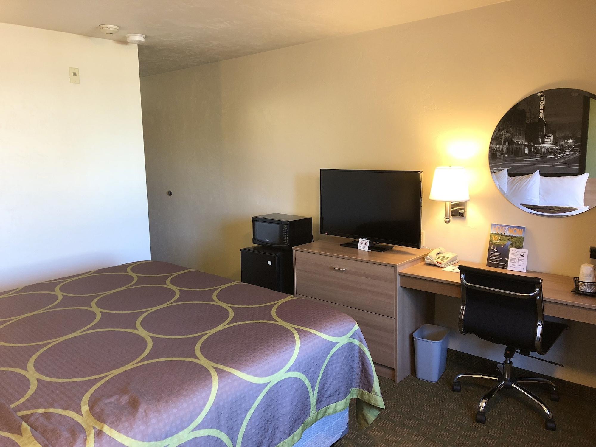 Super 8 By Wyndham Bend Hotel Buitenkant foto