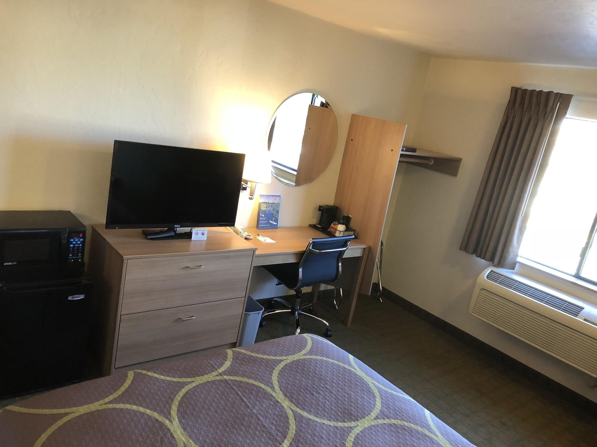Super 8 By Wyndham Bend Hotel Buitenkant foto