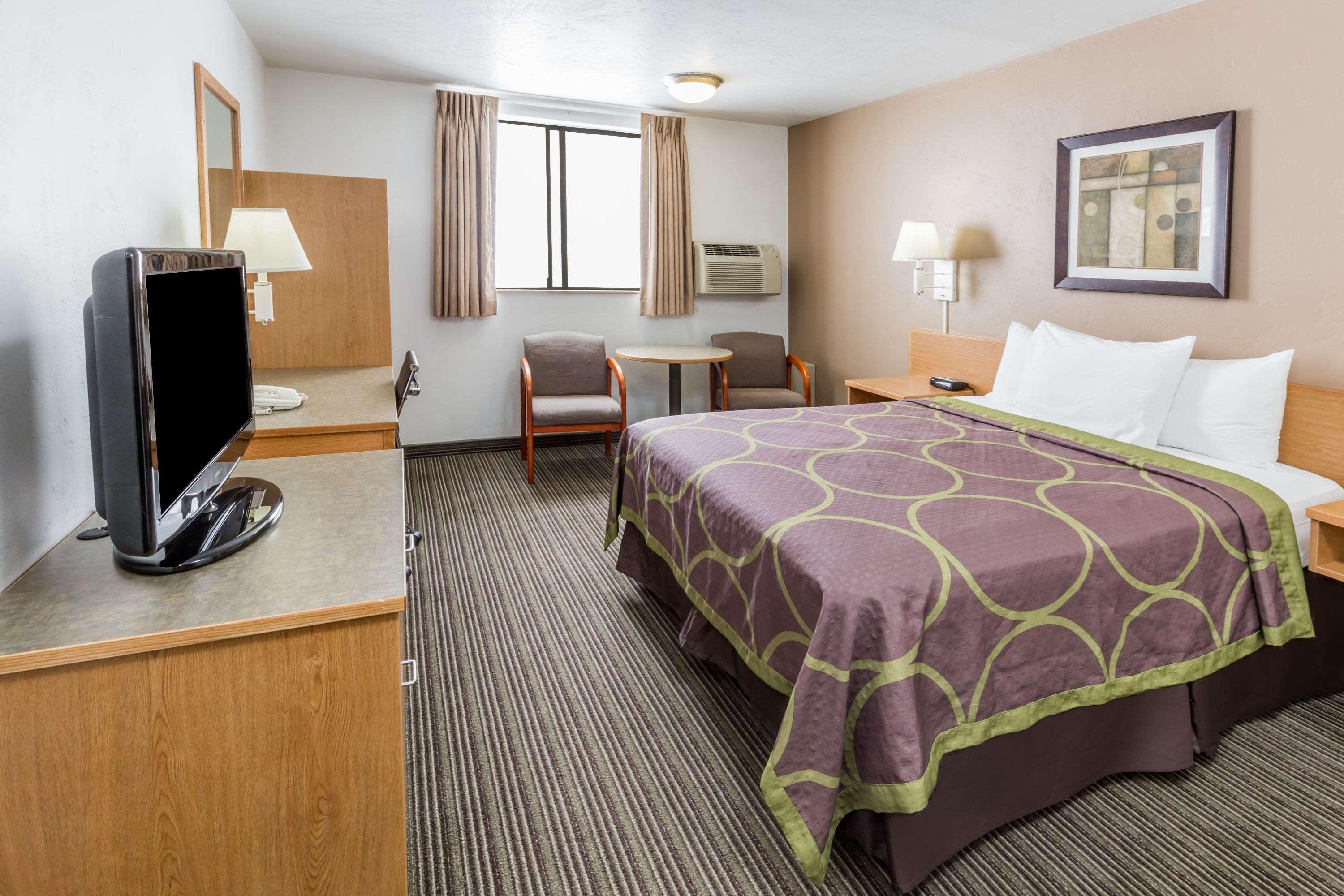 Super 8 By Wyndham Bend Hotel Buitenkant foto