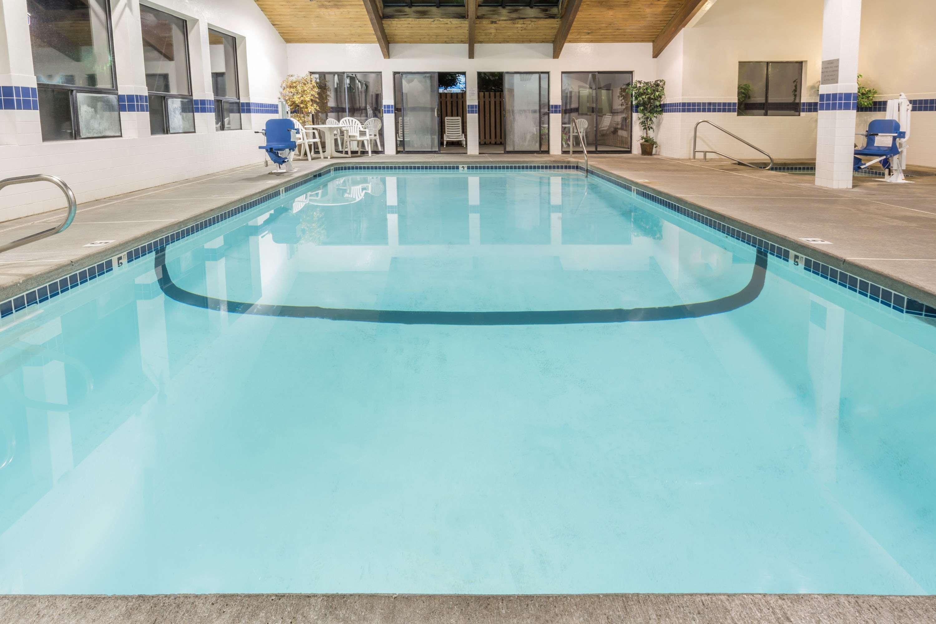 Super 8 By Wyndham Bend Hotel Buitenkant foto