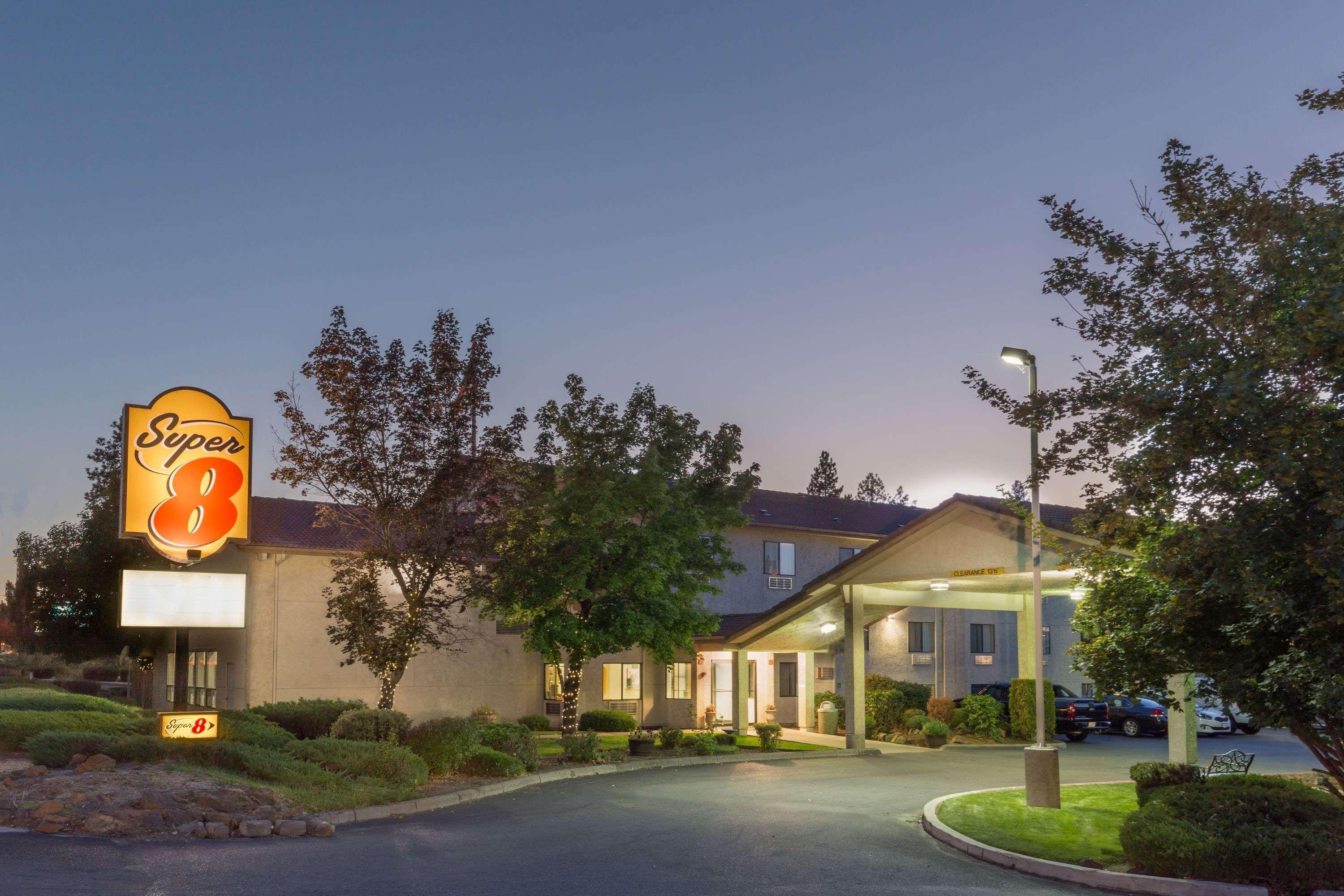 Super 8 By Wyndham Bend Hotel Buitenkant foto