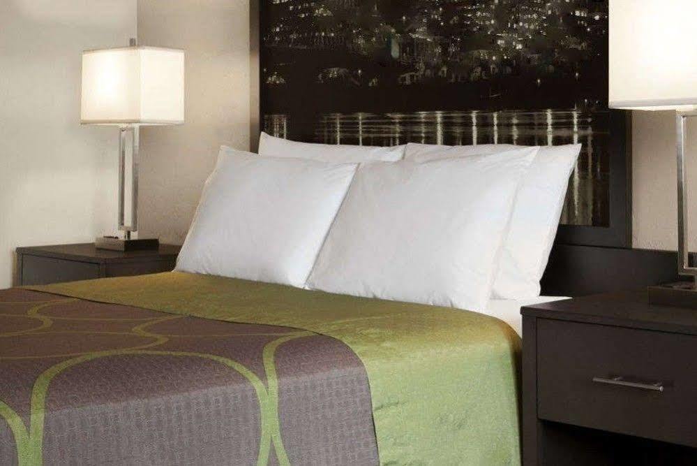 Super 8 By Wyndham Bend Hotel Buitenkant foto