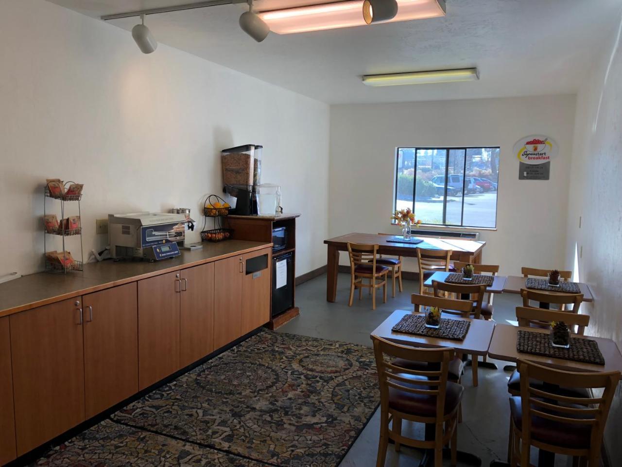 Super 8 By Wyndham Bend Hotel Buitenkant foto