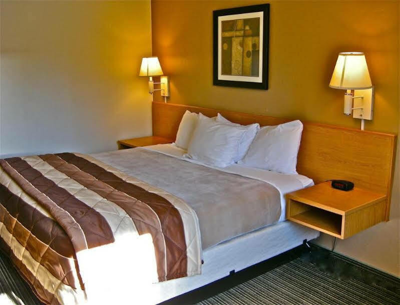 Super 8 By Wyndham Bend Hotel Buitenkant foto