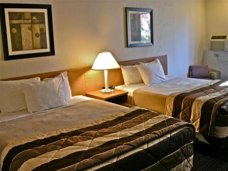 Super 8 By Wyndham Bend Hotel Buitenkant foto