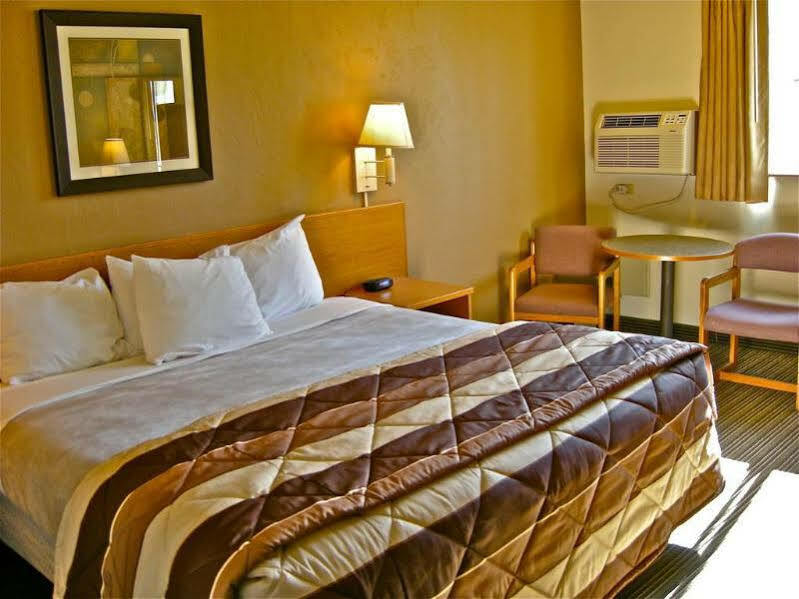 Super 8 By Wyndham Bend Hotel Buitenkant foto
